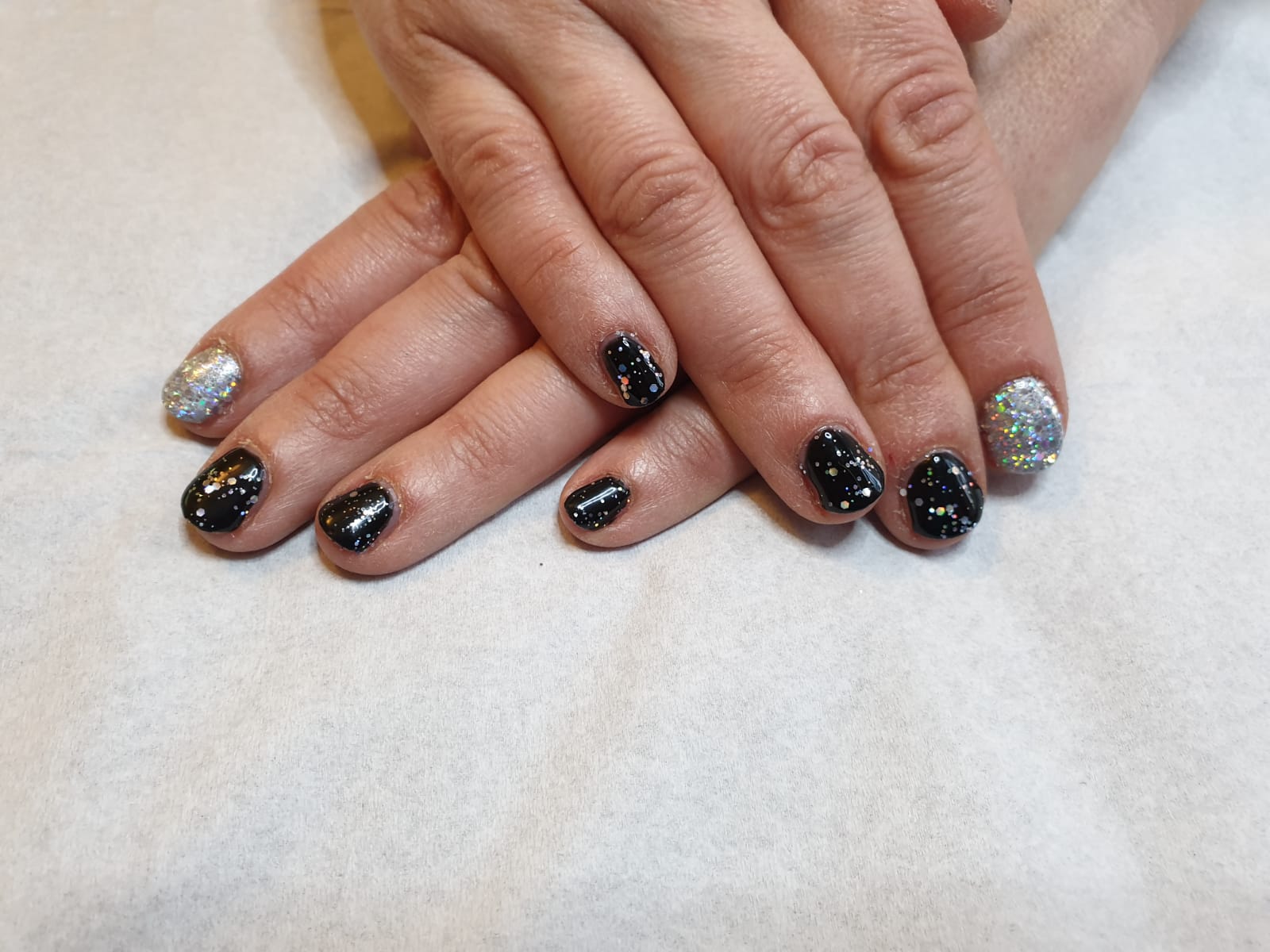 
      Christmas Nails - Perfect Beauty Balerno
      